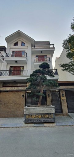 Bán biệt thự Vip mặt phố Lạc Long Quân, quận Tây Hồ, mặt tiền rộng, ở ngay