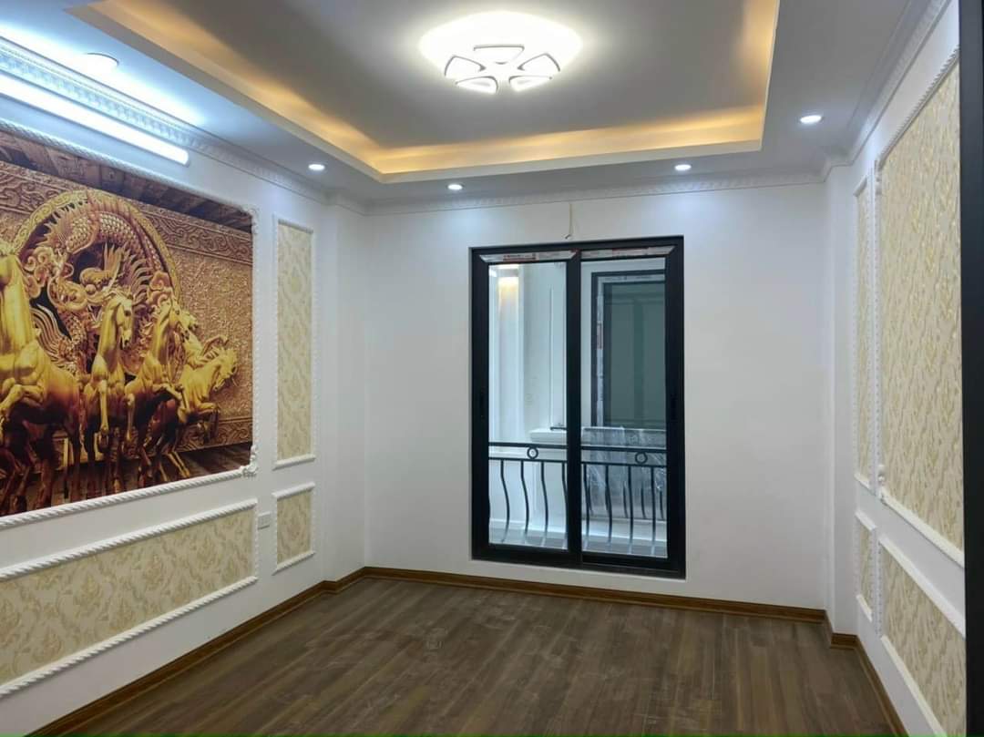 Bán nhà mặt phố cực hiếm mặt hồ Hoàng Cầu rất lâu mới xuất hiện nhà bán. Vỉa hè cực rộng, kinh doanh sầm uất,