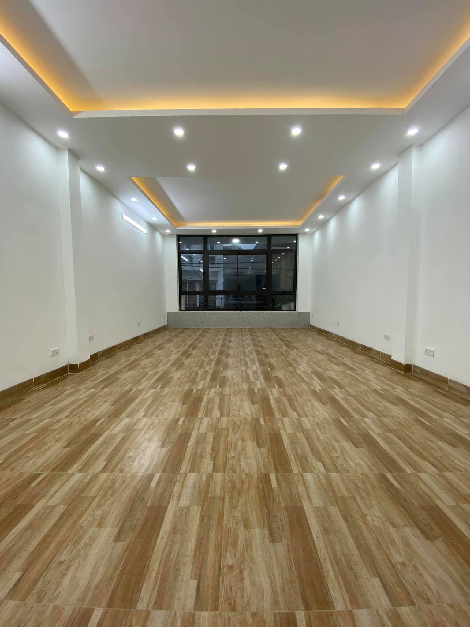 Bán nhà Long Biên, mặt phố sầm uất, 150m2