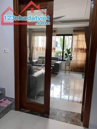 Bán nhà 8 tầng mặt phố NGUYÊN HỒNG