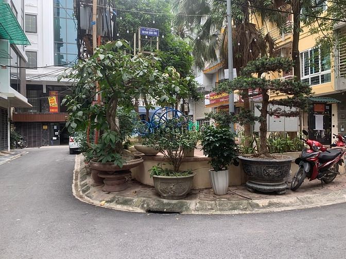 Cần bán nhà phân lô ngõ Đỗ Quang, mặt vườn hoa. 50,4m2. Đường 2 ô tô.