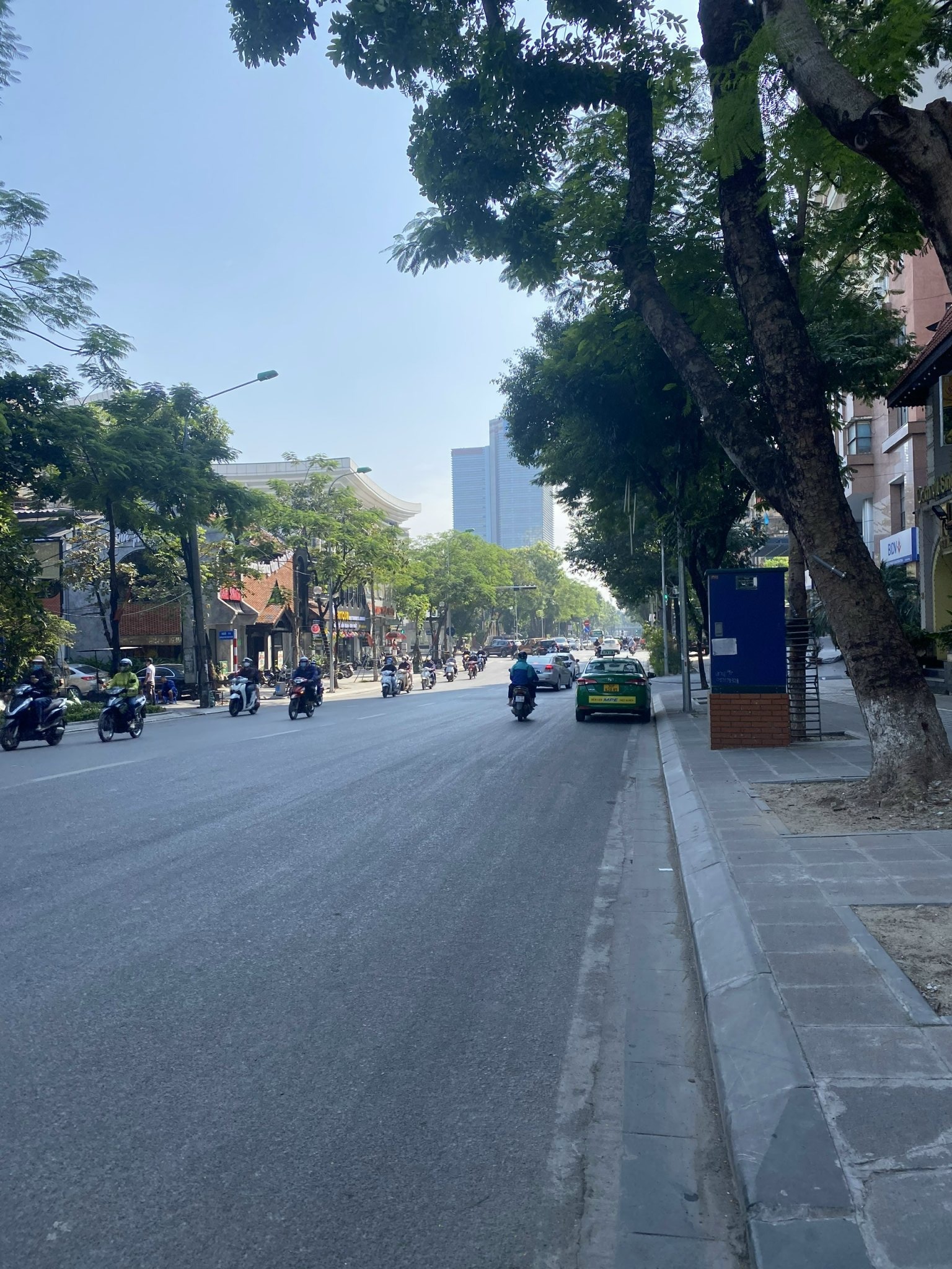 Siêu hiếm mặt phố Vip Huỳnh Thúc Kháng, DT 100m2x5T, MT 5m, vỉa hè rộng, kinh doanh đỉnh 45 tỷ