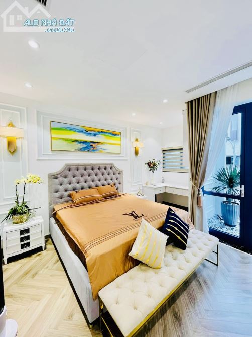 8 TẦNG 35 PHÒNG KÍN KHÁCH - NGAY NGÃ TƯ - VÀI BƯỚC RA HỒ - NỞ HẬU - 158m2 nhỉnh 40 tỷ