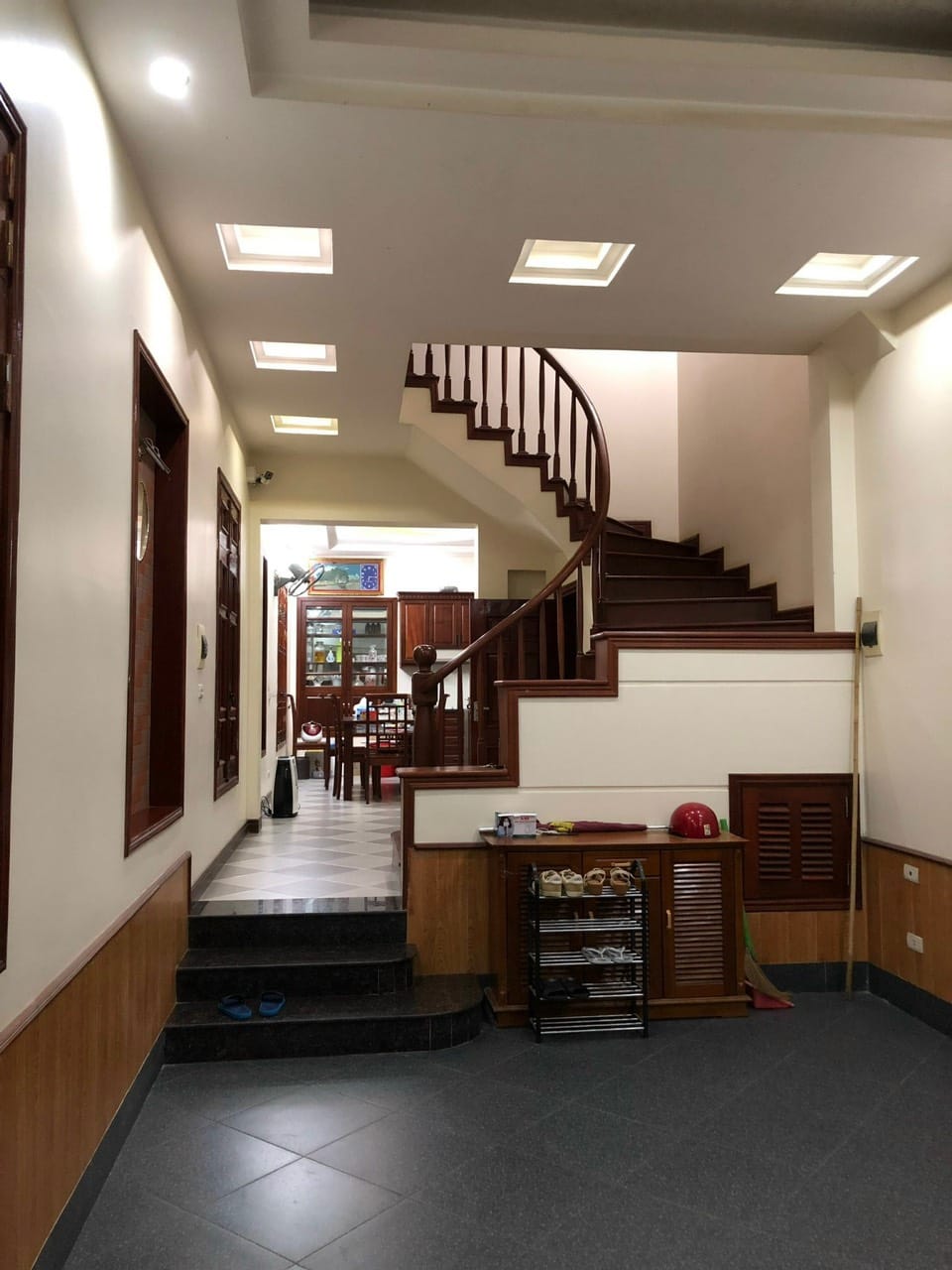 BÁN NHÀ PHỐ MỄ TRÌ HẠ, LÔ GÓC 2 MẶT THOÁNG, GARA Ô TÔ, VỪA Ở VỪA KINH DOANH, - Vị trí nhà nằm mặt ngõ Mễ Trì Hạ, kinh doanh sầm uất ngày đêm. - Nhà xây 65m2, 4 tầng, MT 4m, 5 phòng ngủ khép kín. - Sổ đỏ vuông vắn, chính chủ. LH(11.6) Mrs Dung 098.115.8.507.