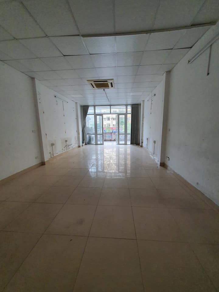 Chả Hoa hậu thì cũng Á Hậu ở đất Nam Từ Liêm - Nhà mặt phố Nguyễn Hoàng - Vỉa hè đá bóng