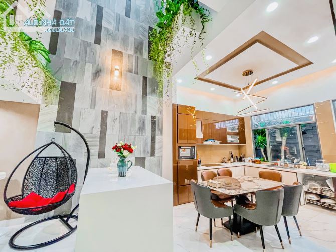 Bán nhà Trần Quốc Hoàn Cầu Giấy 68m2 5T MT 5m kinh doanh Gara - ô tô tránh 13 tỷ 6.