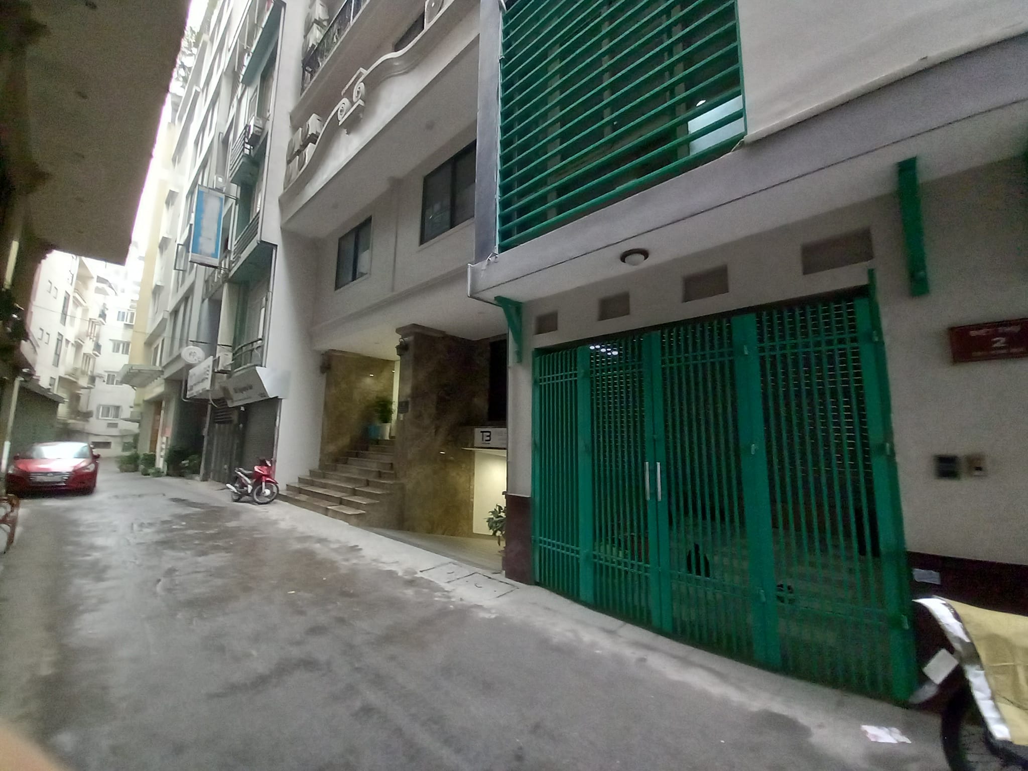 SIÊU PHẨM QUẬN BA ĐÌNH, MỘT NHÀ RA PHỐ, NGÕ TO Ô TÔ TRÁNH, Ở TUYỆT VỜI, TRUNG TÂM TIỆN ÍCH, + Nhà phố Kim Mã, một nhà ra phố, ngõ thông, ô tô tránh, cực gần Công viên Thủ Lệ, Trung tâm thương mại Lotte,... Khu vực an sinh đỉnh, tiện ích nhất nhì Thủ đô. Ở THÌ TUYỆT VỜI. + Nhà xây cực kiên cố, 60m2, 5 tầng, móng chắc có thể lên 7 tầng, mặt tiền 7.6m cực đẹp, có thể thiết kế thêm thang máy. Hiện trạng cầu thang bố trí cuối nhà. + Tầng 1: Gara oto, bếp, wc. + Tầng 2: Phòng khách, 1 ngủ, 2wc. + Tầng 3: 2 ngủ, 2wc. + Tầng 4: 1 ngủ khép kín, phòng thờ. + Tầng 5: Khu giặt đồ, tiểu cảnh, tập Gym, Yoga... ... Sổ đỏ chính chủ, LH(18.9) Mrs Dung 098.115.8.507.