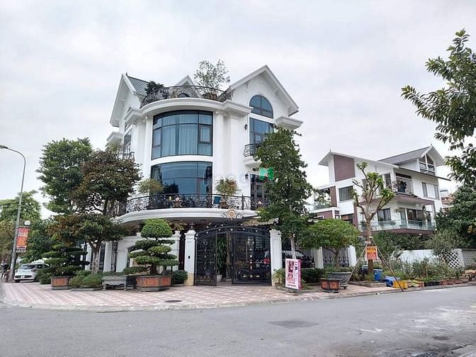 Bán Biệt thự 300m2 Lô góc vỉa hè Ôtô vòng quanh Phố Mễ Trì. Gía 50Tỷ