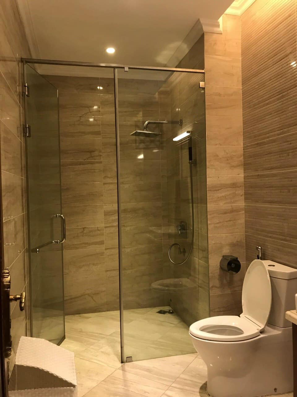 Bán tòa nhà mặt phố Nguyễn Đình Thi view Hồ Tây, 250 x 9 T 230 MT 40m lô góc.