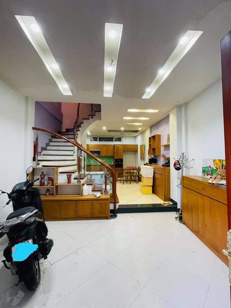 Bán nhà Đội Cấn ngõ ô tô tránh, ngõ thông 50m 4 tầng giá 10,6 tỷ.