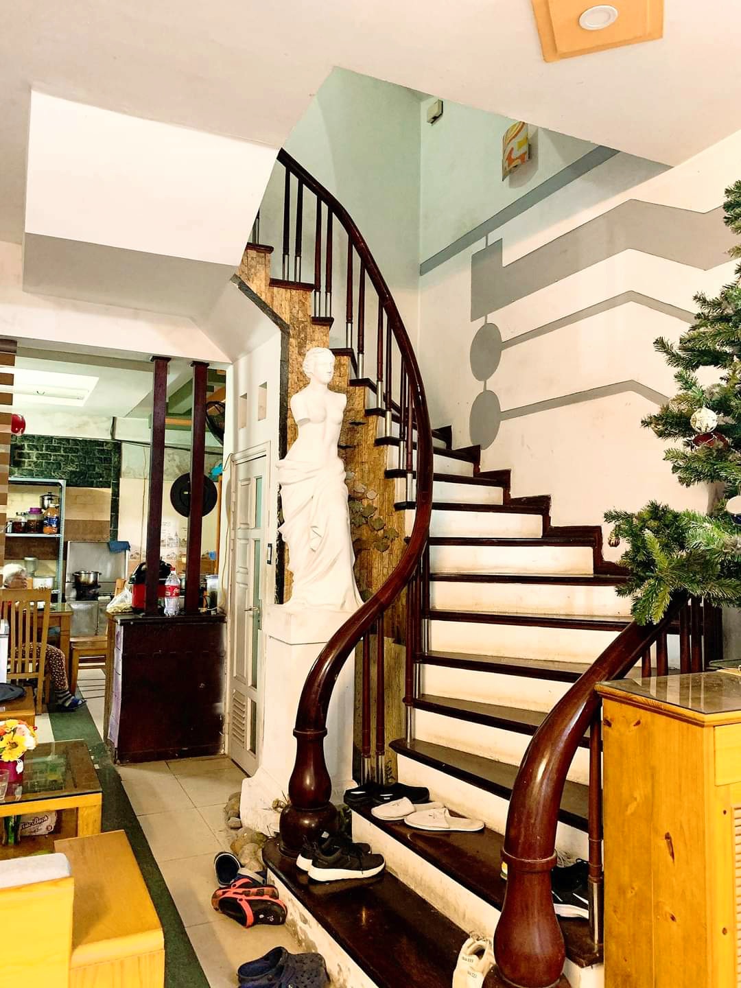 NHÀ PHỐ TRUNG KÍNH PHÂN LÔ, MẶT TIỀN RỘNG, GARA Ô TÔ, KINH DOANH + Vị trí: Cách mặt phố Trung Kính hơn 200m, 50m ra phố Tú Mơ, gần nút giao Vũ Phạm Hàm, Mạc. Vị trí đẹp, tiện ích, sầm uất, vừa ở vừa kinh doanh. + Diện tích 80m2, 5 tầng, MT 5.5m, 6 phòng ngủ, đầy đủ công năng, sàn, cầu thang lát gỗ Lim Lào. + Sổ nở hậu. Chính chủ thương lượng. LH(16) Mrs Dung 098.115.8.507.