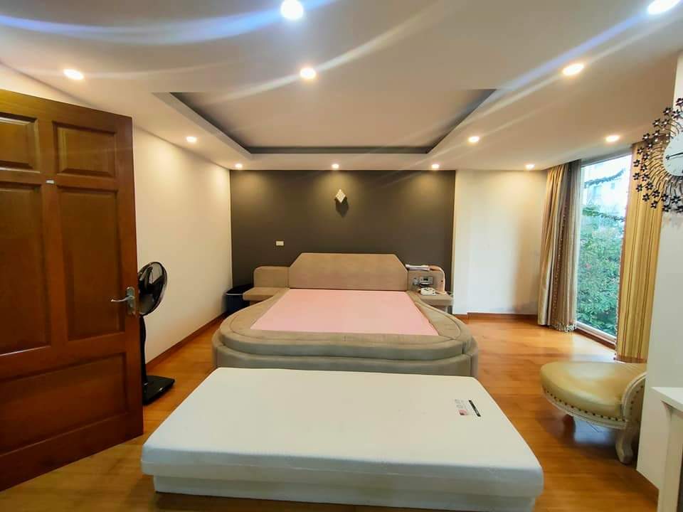 Bán gấp nhà mặt đường Trường Chinh. Vị trí rất đẹp, vỉa hè rộng, kinh doanh sầm uất mọi ngành hàng.