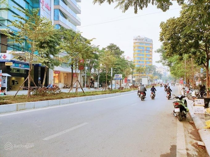 Bán gấp mảnh đất vàng mặt phố Lạc Long Quân, lô góc kinh doanh sầm uất