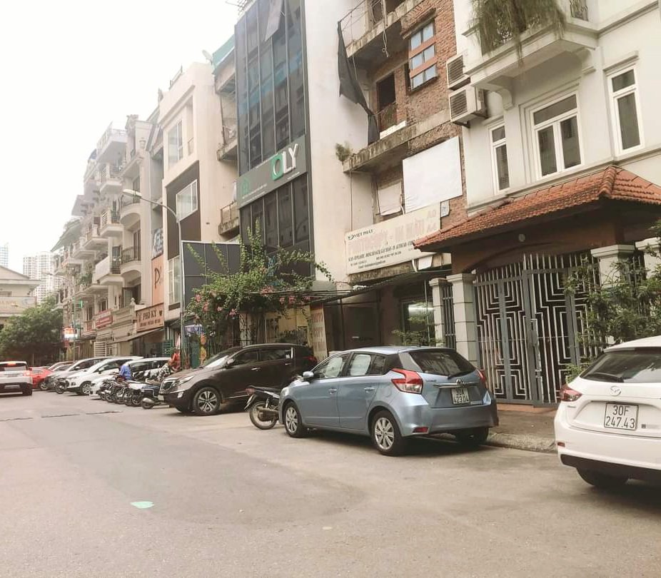 LIỀN KỀ KHU NHÀ Ở LICOGI 13 KHUẤT DUY TIẾN, TRUNG TÂM THANH XUÂN, TIỆN NGHI, Ở TUYỆT VỜI, KINH DOANH TỐT. 098.115.8.507. + Vị trí cực đẹp, Khu nhà ở thấp tầng Licogi 13 nằm trong quần thể chung cư cao cấp, an ninh, Ở thích mà kết hợp kinh doanh cũng tuyệt vời. + Nhà thiết kế đẹp, khung cột chắc chắn, DT 110m2 x 4 tầng, MT 5.5m. Thiết kế: T1: Sân để xe, Khách, Bếp, Wc. T2 + T3: Mỗi tầng 2 ngủ + Wc, khu vực sinh hoạt chung. T4: Thờ, Khu để đồ, Giặt giũ, Sân phơi, Trồng cây. + Sổ đỏ chính chủ. LH(23) Mrs Dung 098.115.8.507.