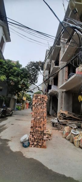 LÔ GÓC , XE TẢI TRÁNH TRƯỚC NHÀ GARA 2 XE VÀO TẦNG THANG MÁY NGÕ THÔNG