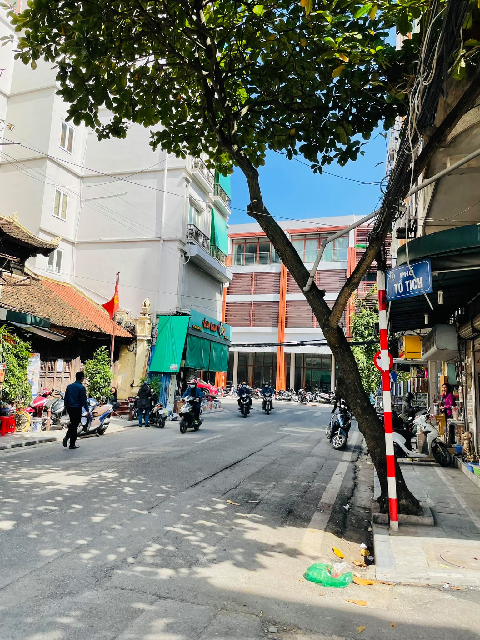 Bán biệt thự Hoàng Hoa Thám,150m2,6 tầng, ô tô vào nhà, thang máy,ba bước ra phố.