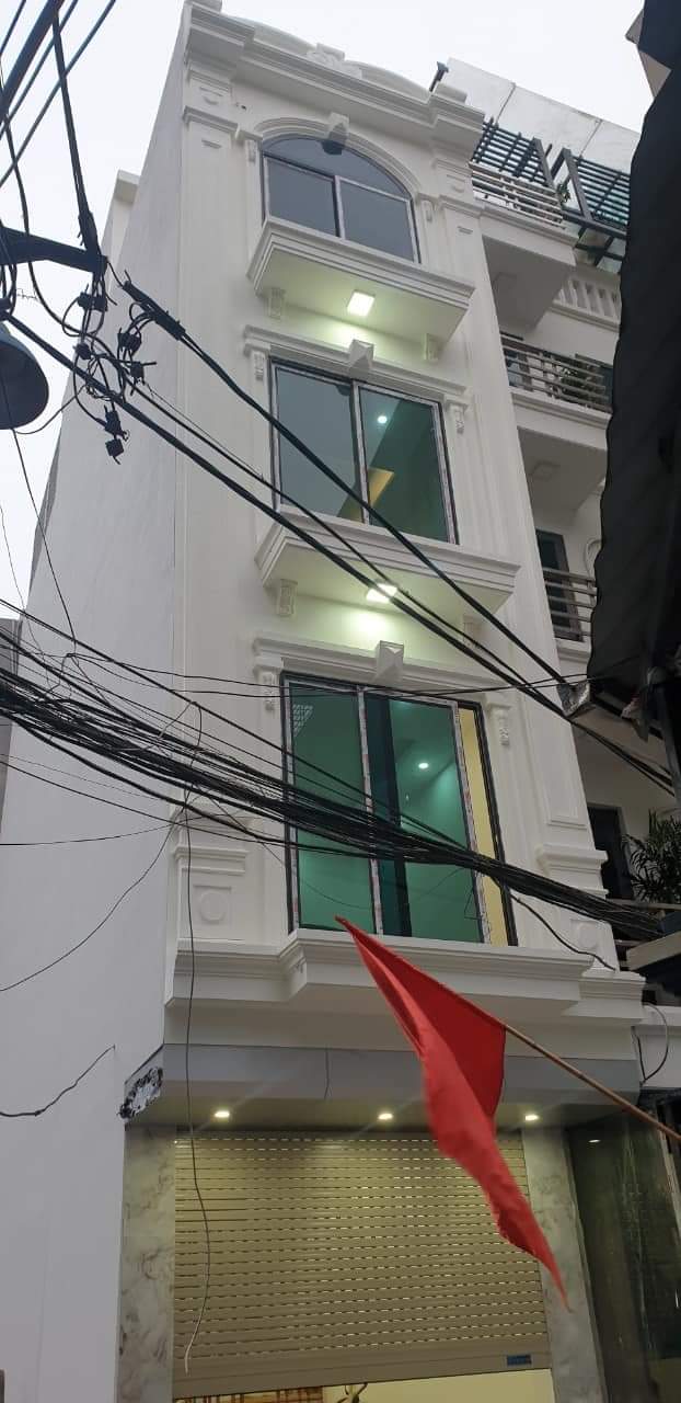 Cần bán nhà mặt phố Chùa Bộc. Vị trí Đẹp MT:4m. S :45m2 x 5 sàn. Thực tế 50m2 Giá: 25 tỷ . Nhà đang cho thuê cả nhà 75t/tháng