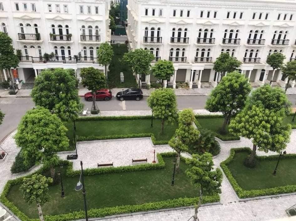 BIỆT THỰ LIỀN KỀ LOUIS ĐẠI MỖ ĐẲNG CẤP SỐNG + Căn biệt thự liền kề nội khu đô thị Louis City Đại Mỗ vị trí cực đẹp sát khu trung tâm + Diện tích 100m2 xây 5 tầng với MT 5m, thang máy hiện đại, thiết kế 4 phòng ngủ khép kín cùng đầy đủ các phòng công năng (Khách, Bếp, Phòng ăn, phòng vui chơi cho trẻ em, v.v..) + Chính chủ thương lượng, sang tên ngay. LH(17) Mrs Dung 098.115.8.507