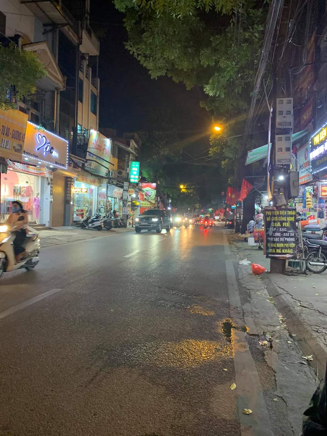 Mảnh đất vàng, vỉa hè rộng, kinh doanh sầm uất phố Đê La Thành