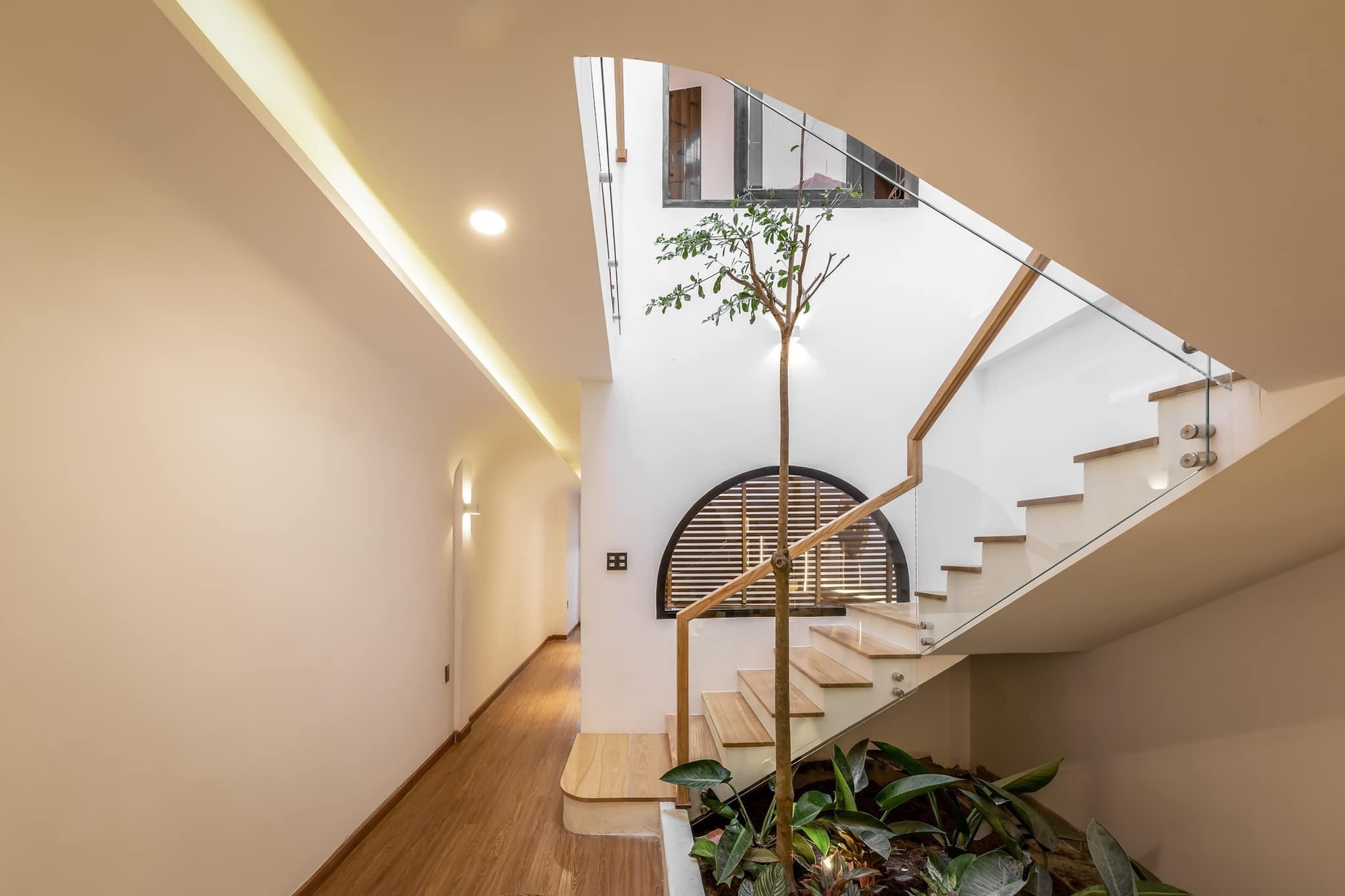 Bán nhà 5 tầng DT 100m2 - MT 6m, ngõ 89 phố Tứ Liên