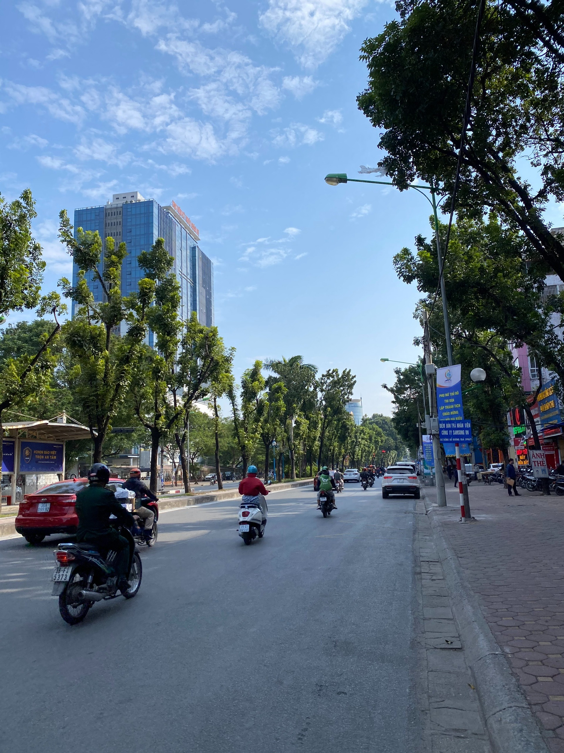 Mặt phố Hoàng Quốc Việt, DT 100m2x5T, MT 5m, vỉa hè đá bóng, kinh doanh khủng 38 tỷ