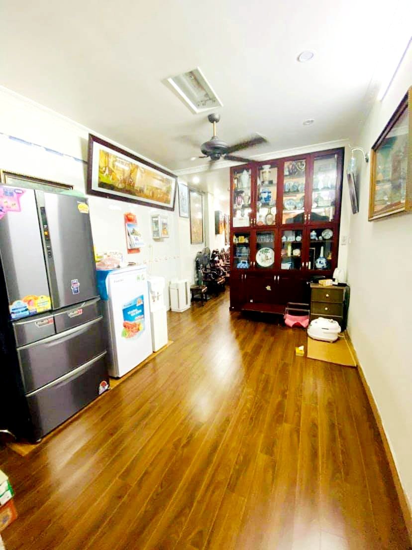 15 TỶ, MẶT PHỐ TRUNG KÍNH, VỈA HÈ ĐÁ BÓNG, KINH DOANH SẦM UẤT. Mrs Dung 098.115.8.507. + Nhà mặt phố kinh doanh tuyệt vời. + Diện tích 65m2, 5 tầng, MT 3.9m. Tổng 4 phòng ngủ, kết hợp ở và kinh doanh hoặc mua khai thác dòng tiền cho thuê vị trí rất đẹp. + Sổ đỏ chính chủ. LH(15.3): Mrs Dung 098.115.8.507.