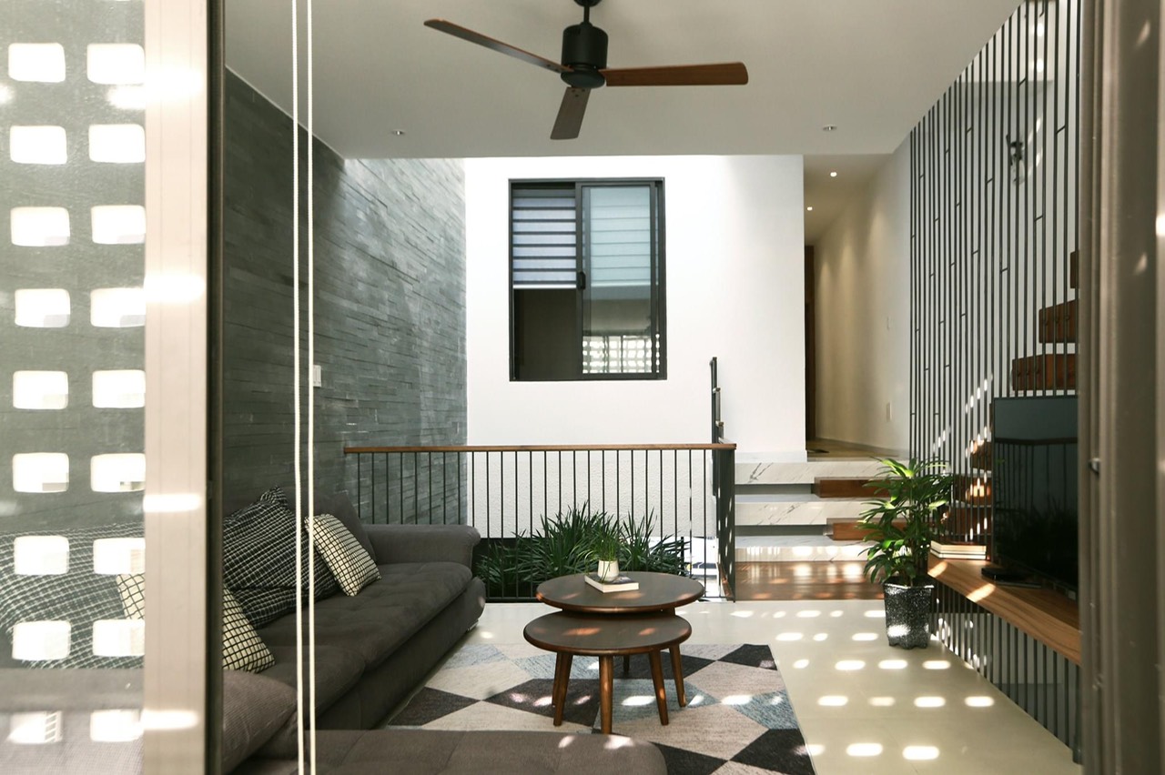 Bán Nhà Hẽm Xe Tải Quay Đầu. Sát MT Huỳnh Tấn Phát Q7. Ngang 4.8m2 . Giá 10.9Tỷ