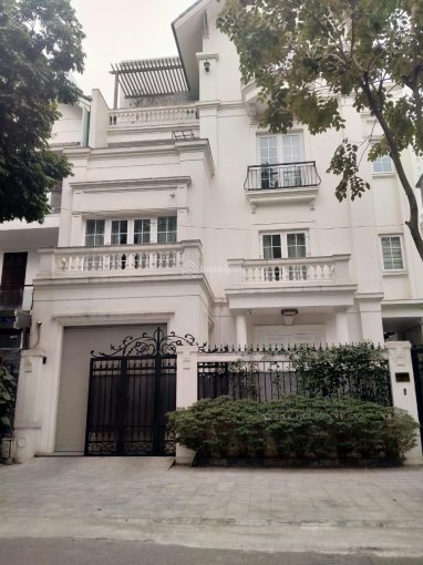 Bán biệt thự Khu ĐT Dịch Vọng gần công viên Cầu Giấy, DT 216m2, MT 12m, giá 42 tỷ