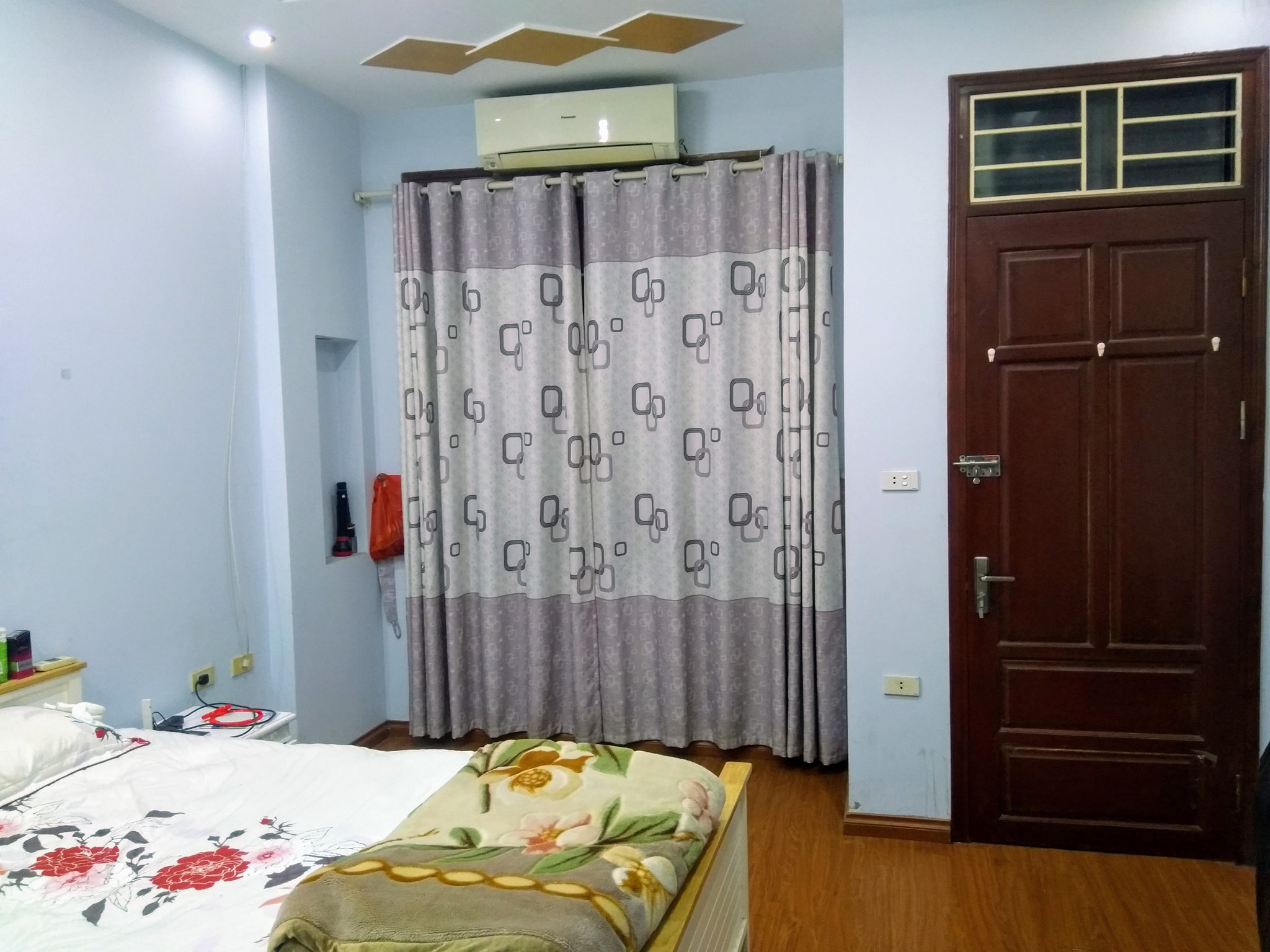 Bán nhà Lạc Long Quân, Tây Hồ.2 mặt tiền vỉa hè ô tô tránh.Gara,thang máy.Ở ngay.