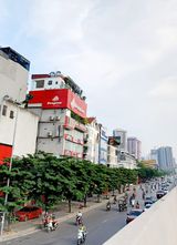 MẶT PHỐ PHẠM VĂN ĐỒNG GẦN NÚT GIAO HỒ TÙNG MẬU XUÂN THUỶ + Vị trí quá đẹp, đường to, vỉa hè rộng, kinh doanh đỉnh, làm văn phòng showroom thì quá đẹp. + Diện tích 45m2, 5 tầng, MT 4m. Thiết kế thông sàn. Phân khúc tài chính hiếm. Sổ đỏ đẹp LH(14.5) Mrs Dung 098.115.8.507