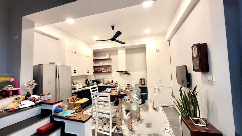 Bán nhà mặt phố Lương NGọc Quyến, Hoàn Kiếm, 5 tầng, 45m2, khách sạn Tây thuê , 32.9 tỷ Ngày đăng: Hôm nay Bán nhà mặt phố Lương NGọc Quyến- Quận Hoàn Kiếm, Hà Nội. Khu phố nhiều khách du lịch nước ngoài. Kinh doanh các loại hình dịch vụ phục vụ Tây ba lô đều hái ra tiền: + Diện tích thực tế 45m2 x 5 tầng, sổ đỏ 39m2. Mặt tiền lý tưởng 4.2 m. + Nhà hiện đang cho thuê cả nhà kinh doanh nhà hàng. + Các tuyến phố xung quanh: Đinh Liệt, Tạ Hiện, Mã Mây,... đều là các con phố đi bộ của khách nước ngoài. + Sổ đỏ chính chủ. Giá bán 32.9 tỷ.