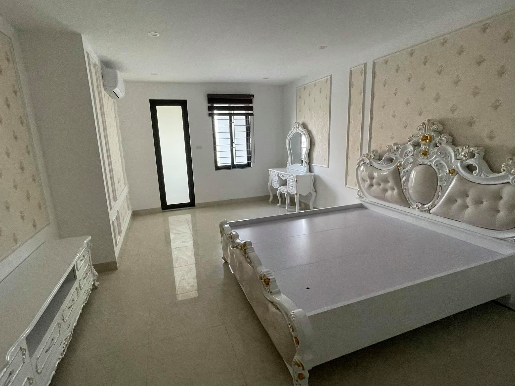 Bán toà nhà Lạc Long Quân 90m2 - 8 tầng thang máy - mặt tiền rộng - kinh doanh tốt 21 tỷ