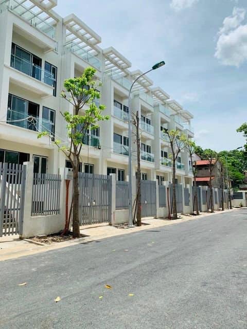 SHOPHOUSE LIỀN KỀ HẠ ĐÌNH ĐẸP ĐẲNG CẤP - 098.115.8.507. + Nhà thuộc khu liền kề 54 Hạ Đình, thiết kế hiện đại, sang trọng, vị trí đẹp ngay gần ngã sáu giao Khuất Duy Tiến, Nguyễn Trãi,... + Thông số: 128m2, 5 tầng (có hầm nổi làm gara ô tô), MT 5m. Khách mua có thể chọn căn góc hoặc căn thường tuỳ vào tài chính. + Pháp lý chuẩn. LH (22) Mrs Dung 098.115.8.507.