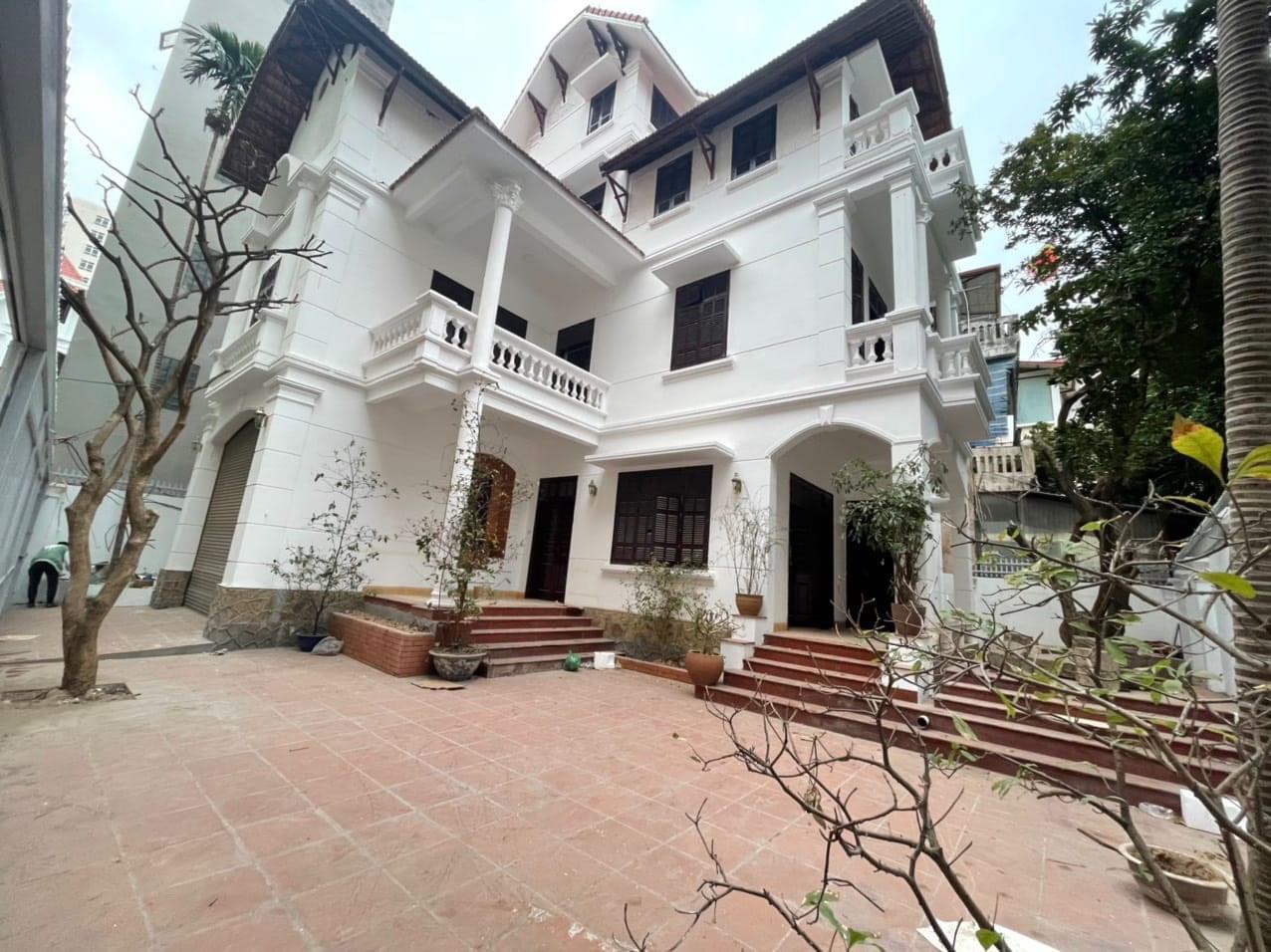 Bán Nhà Phong Cách Biệt Thự Sân Vườn Đường Lạc Long Quân. 276m2