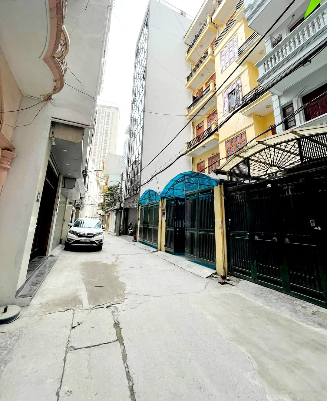 BÁN NHÀ PHÂN LÔ QUÂN ĐỘI PHỐ TRUNG KÍNH, Ô TÔ TRÁNH, GARA Ô TÔ, Ở TRUNG TÂM, KINH DOANH VĂN PHÒNG, 098.115.8.507. + Ngõ ô tô tránh, thông Mạc Thái Tông, khu phân lô quân đội, dân trí, an ninh. Ở tiện nghi, làm văn phòng công ty cũng phù hợp. + Nhà xây cực kỳ chắc chắn 105m2, 6 tầng, MT 5m. Thiết kế tầng chia 2 phòng, Gara ô tô trước nhà. + Sổ đỏ phân lô, chính chủ giao dịch. LH(19.5): Mrs Dung 098.115.8.507.