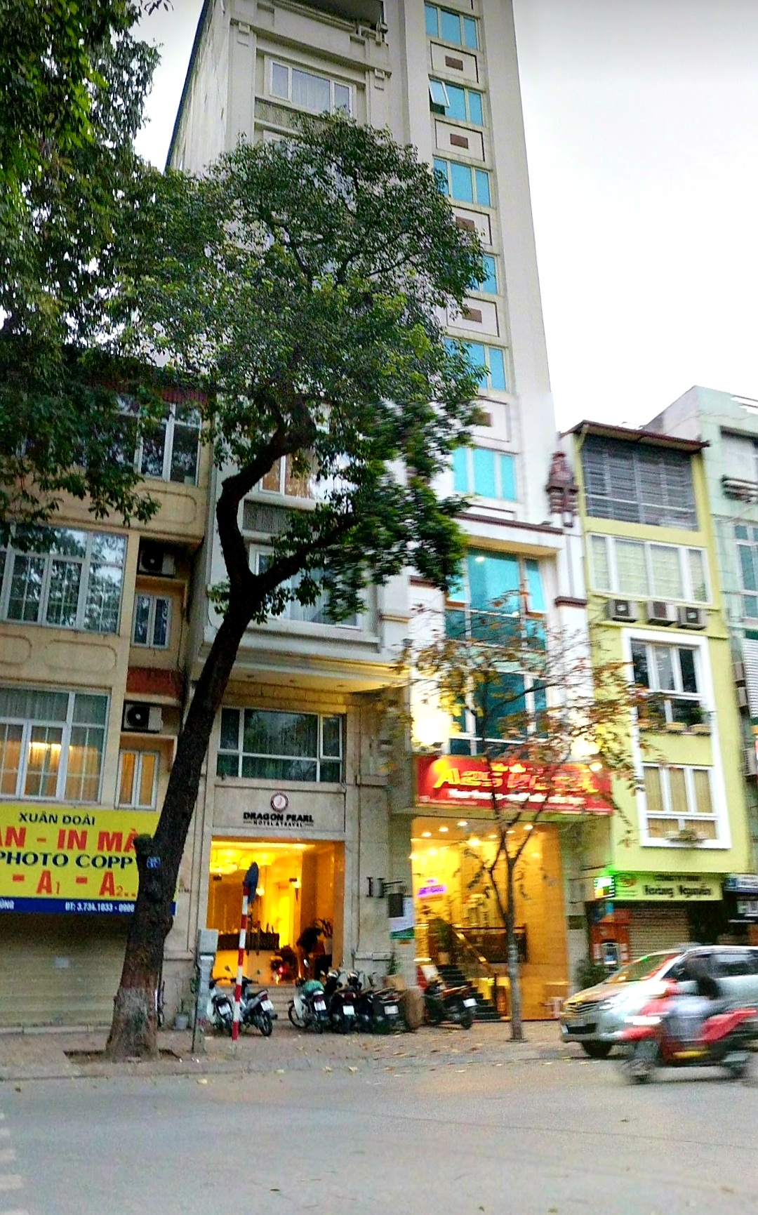 BUILDING VĂN PHÒNG VIP MẶT PHỐ TRUNG TÂM QUẬN HOÀN KIẾM, 098.115.8.507. + Toà văn phòng góc 3 mặt thoáng mặt phố khu vực Phan Đình Phùng, Lý Nam Đế, Phùng Hưng. Trước nhà ô tô dừng đỗ thoải mái. + Toà văn phòng diện tích rộng 120m2, 9 tầng (gồm 1 hầm), MT rộng 8m. + Sổ đẹp, nở hậu. Kết nối trực tiếp chính chủ. LH(128): Mrs Dung 098.115.8.507