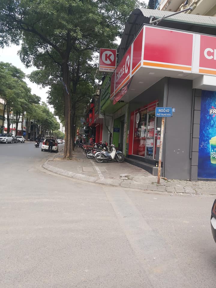 Ô TÔ ĐỖ CỬA VỈA HÈ ĐÁ BÓNG, MẶT NGÕ SAU Ô TÔ DỪNG ĐỖ, NHÀ MỚI ĐẸP. 6 PHÒNG KHÉP KÍN.