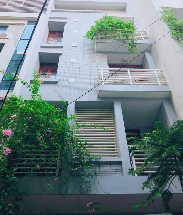 NHÀ ĐẸP KHU TRUNG YÊN -NGUYỄN KHANG. DÂN TRÍ CAO, NỘI THẤT XỊN, GARA Ô TÔ, Ở TIỆN NGHI, 098.115.8.507 + Nhà mặt ngõ ô tô vào nhà, ngõ thông Nguyễn Khang, Trung Yên, đi được nhiều lối. + Diện tích 85m2, 6 tầng, MT 5.3m, Tầng 1 thiết kế Gara ô tô thông sàn. Từ tầng 3 đến 5 chia mỗi tầng 2 phòng khép kín. Nội thất gỗ Lim, gạch nhập, thiết kế tỉ mẩn, xịn sò. Nhà có giếng trời có thể lắp thang máy nếu cần. + Sổ đỏ chính chủ. LH(17) Mrs Dung 098.115.8.507.