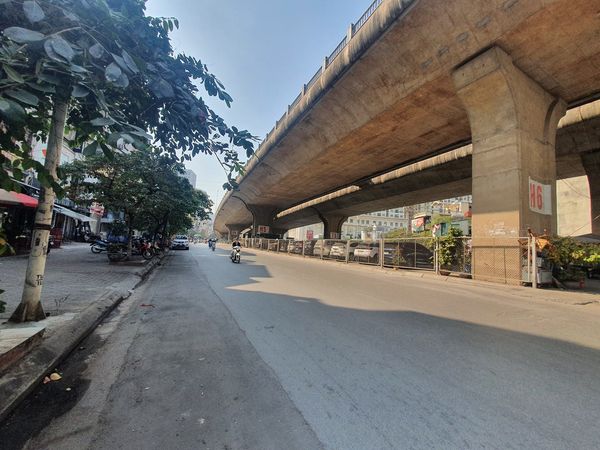 MẶT PHỐ - KINH DOANH ĐỈNH - MẶT TIỀN RỘNG - VỈA HÈ ĐÁ BÓNG