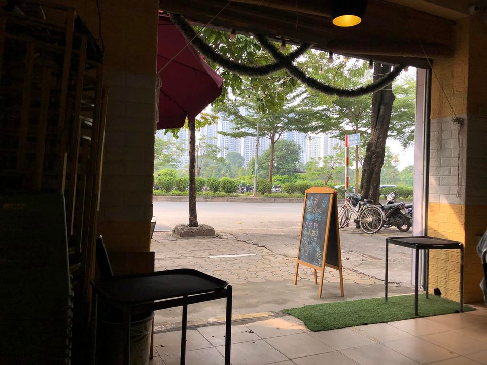 Nhà mặt phố có vị trí cực kỳ đắc địa, lô góc, ô tô vào nhà, một mặt phố + mặt ngõ đường + vỉa hè cực rộng, kinh doanh mọi loại hình, đường thông hè thoáng