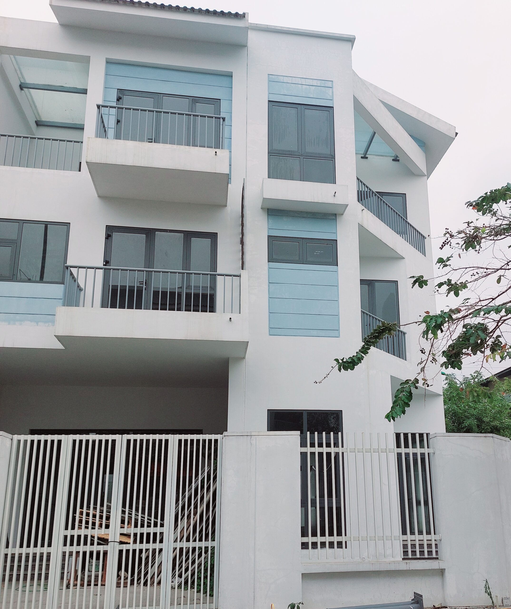 LIỀN KỀ FORESSA SINH THÁI XUÂN PHƯƠNG CẦN THANH KHOẢN GIẢM CHÀO SO VỚI KHU VỰC. 098.115.8.507. + Vị trí: Nhà trong quần thể đô thị sinh thái Xuân Phương, ở điểm đẹp tuyệt vời: Góc hai đường đô thị, gần đường lớn trục chính Xuân Phương, gần trường học, khu cơ quan,... + Căn góc, 83m2, 3 tầng, MT 5,5m, hiện trạng Hoàn thiện cơ bản và mặt ngoài, thiết kế thông sàn, khách mua tùy ý hoàn thiên theo nhu cầu sử dụng. LH: Mrs Dung. 098.115.8.507.