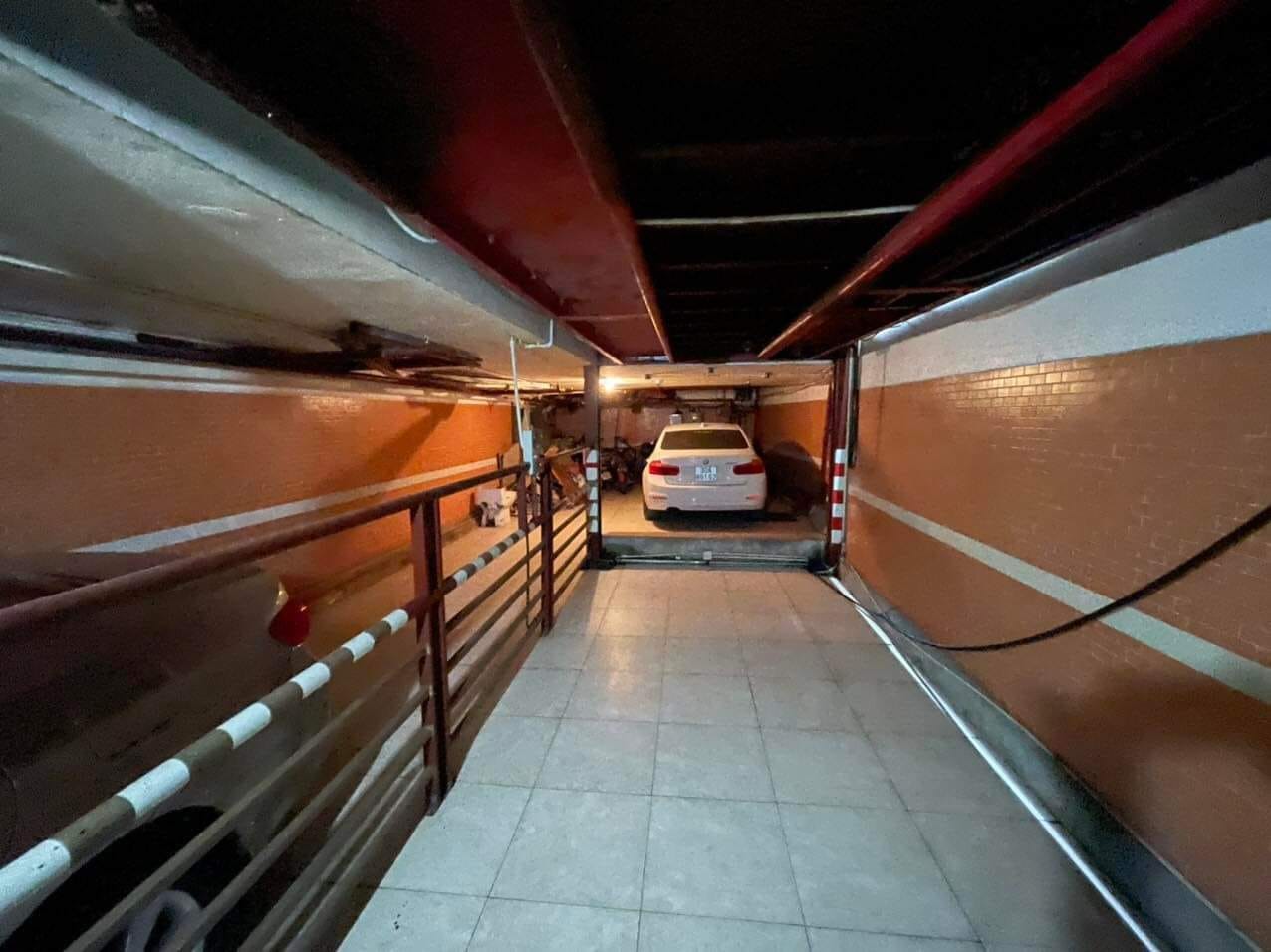 TOÀ NHÀ HỖN HỢP MẶT PHỐ QUẬN BA ĐÌNH, DÒNG TIỀN SIÊU KHỦNG 600TR.THÁNG + Mặt phố Đội Cấn, trung tâm quận Ba Đình, Toà nhà hỗn hợp cao tầng hoành tráng. + Toà nhà bề thế với Diện tích 240m2, 13 tầng (gồm 2 tầng hầm) - Tầng 1,2,3,4: Thiết kế thông sàn văn phòng cho thuê, - Tầng 5,6,7,8,9,10,11: Thiết kế căn hộ dịch vụ chủ yếu là người nước ngoài thuê ở với 1 căn hộ gồm 1 phòng khách, Bếp, 3 phòng ngủ ($1.800/căn) + Toà nhà pháp lý chuẩn, PCCC đầy đủ. LH(125) Mrs Dung 098.115.8.507