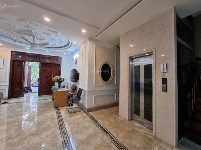 Bán biệt thự Trần Thái Tông, Cầu Giấy, 200m2, gara ô tô, thang máy, nội thất ngoại nhập, hơn 40 tỷ