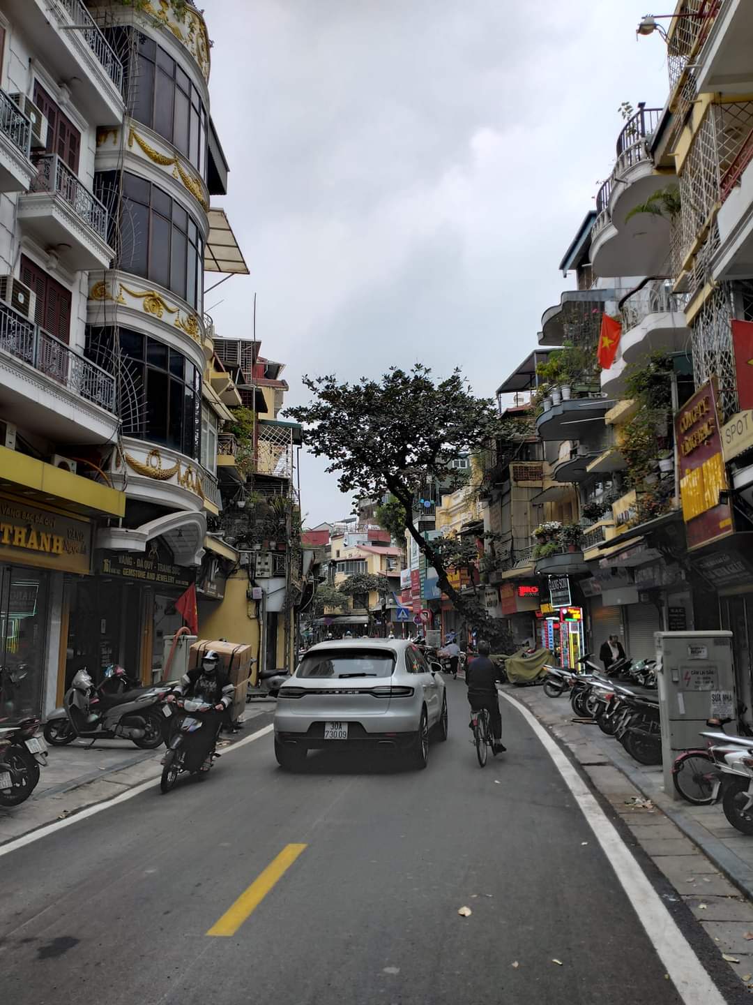 MẶT PHỐ CỔ KINH DOANH SẦM UẤT-HÀNG BẠC- HOÀN KIẾM-DT 37m2-4T- Giá 21,9 tỷ.