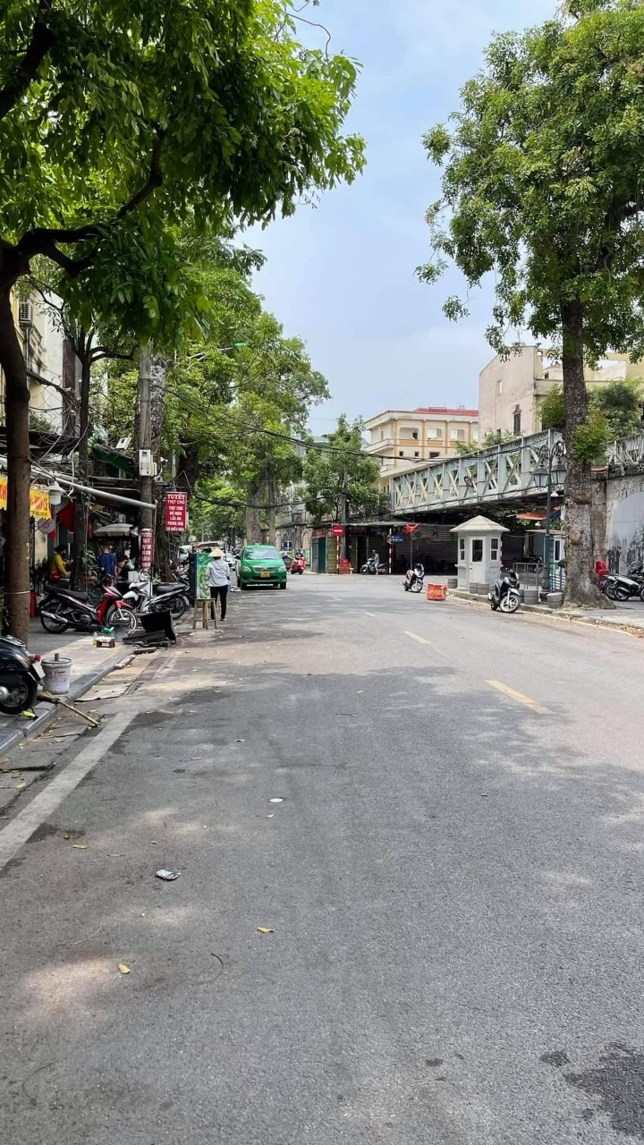 BÁN NHÀ PHÙNG HƯNG 32M2, NGAY MẶT PHỐ PHÙNG HƯNG – VỈA HÈ RỘNG , KINH DOANH BẤT CHẤP.
