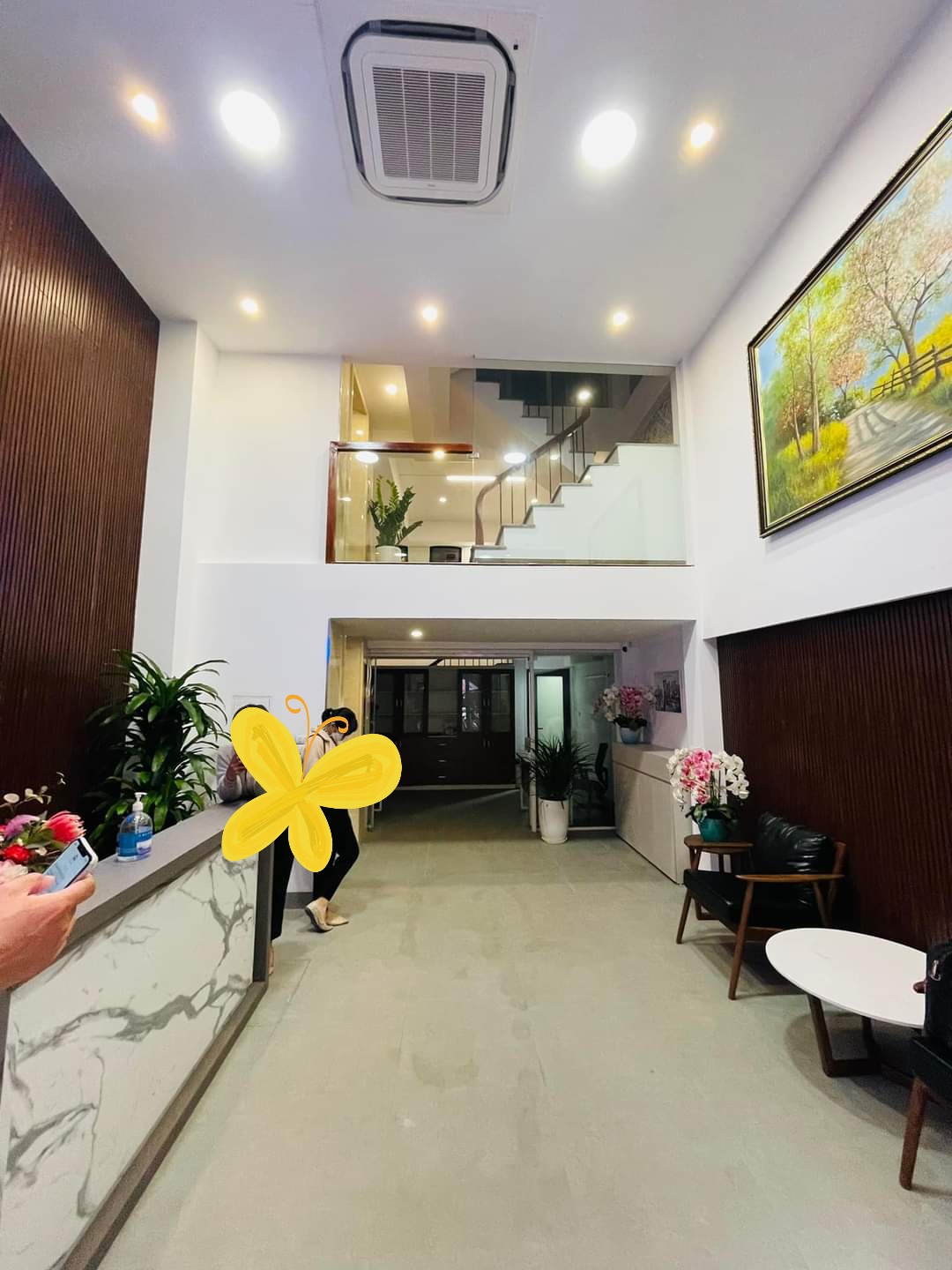 BÁN NHÀ PHÂN LÔ PHỐ THÁI HÀ, THANG MÁY, NGÕ TO, Ô TÔ VÒNG QUANH, KINH DOANH SẦM UẤT – 098.115.8.507. + Nhà mặt ngõ to, ô tô tránh, chạy vòng quanh, kinh doanh sầm uất, dân trí, an ninh. + Nhà xây tuyệt đẹp, thiết kế hiện đại, giếng trời, ban công thoáng mát. DT60m2, 7 tầng, MT 5.3m. - Tầng 1: Thông sàn. - Tầng 2 (tầng lửng): Phòng khách. - Tầng 3: Bếp, Phòng ăn. - Tầng 4,5,6: Chia 2 phòng.. - Tầng 7: Tum, sân phơi. + Sổ đỏ phân lô vuông đẹp. LH(17.5): Mrs Dung 098.115.8.507