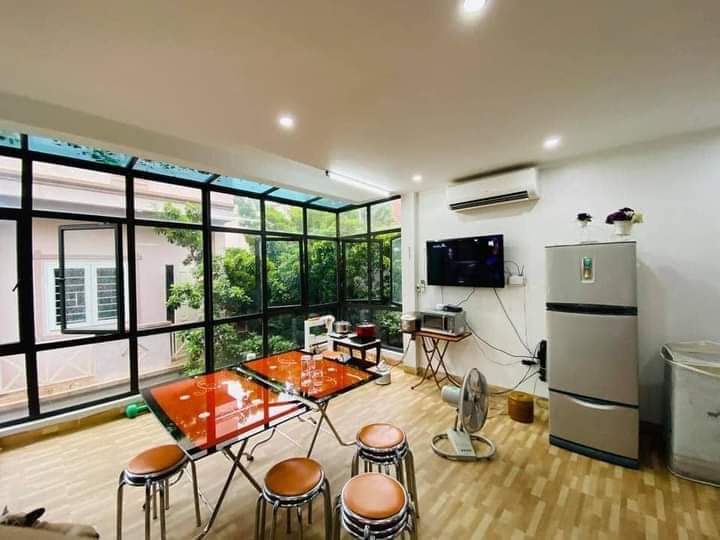 Cần bán gấp mảnh đất phố Hoàng Cầu diện tích 85m hiện trạng đang nhà cấp 4 mặt tiền 5m giá mong muốn 25 tỷ.Hiếm có Khó tìm.