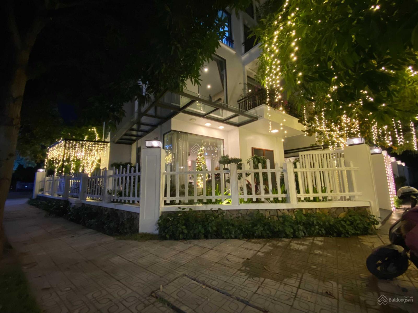 Bán BT ĐL góc Hoa Phượng 7, không sông, 260m2, 40 tỷ, HT nội thất hiện đại, view trục đường chính .