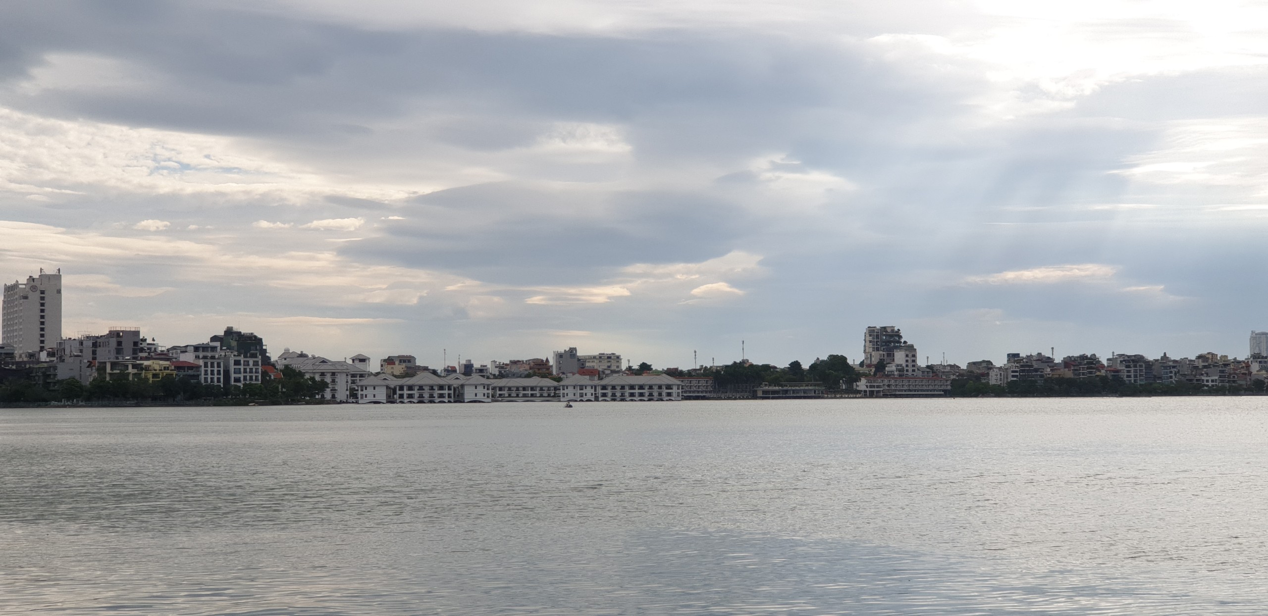 Bán mảnh đất mặt đường Võ Chí Công DT 5423m2, MT 200m, giá bán 570 tỷ