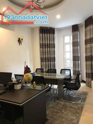 Bán nhà mặt phố cổ Hàng Vôi - Lò Sũ - Hàng Dầu đông đúc nhộn nhịp, kinh doanh tấp nập.